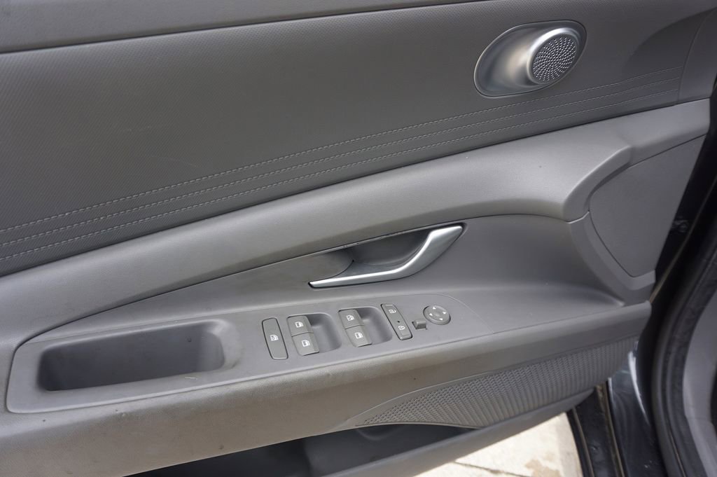 Used 2022 Hyundai Elantra SEL FWD image 4