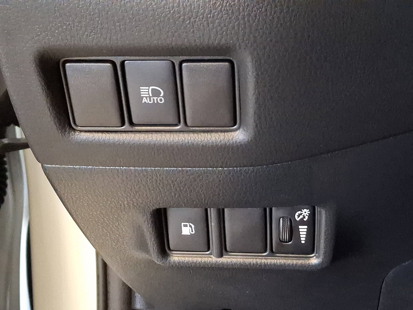 Used 2021 Toyota C-HR XLE image 22