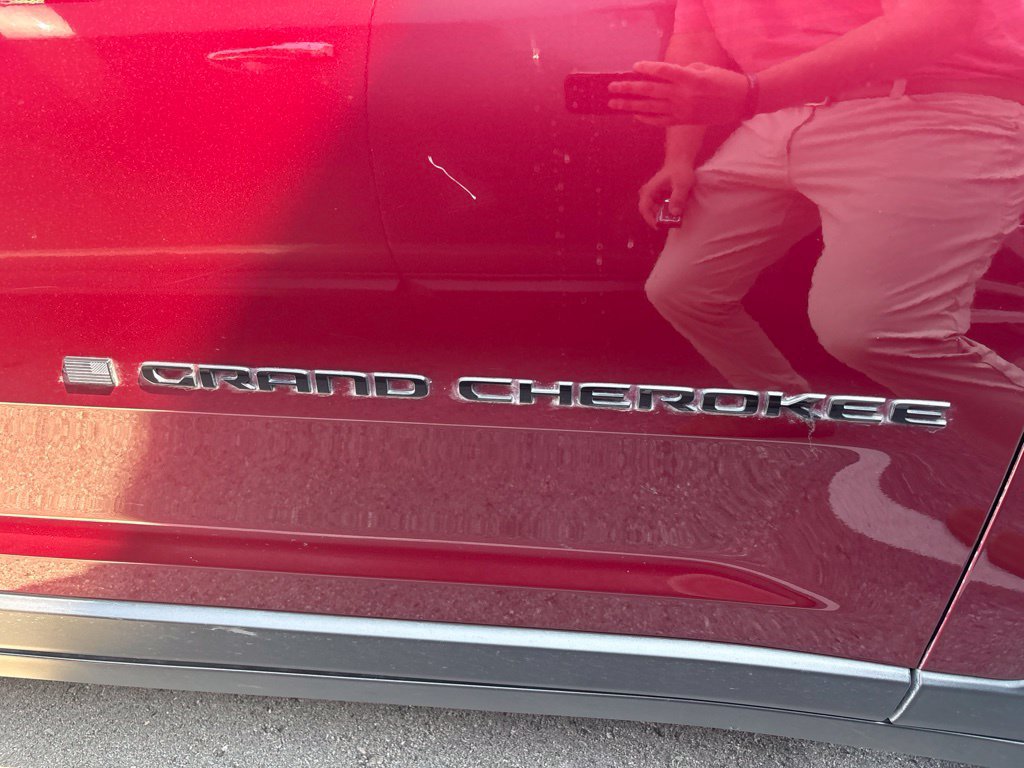 Used 2024 Jeep Grand Cherokee Altitude AWD/4WD image 4