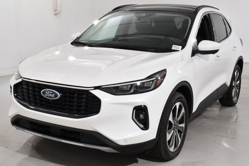 Used 2023 Ford Escape Platinum w/ Premium Technology Package image 2