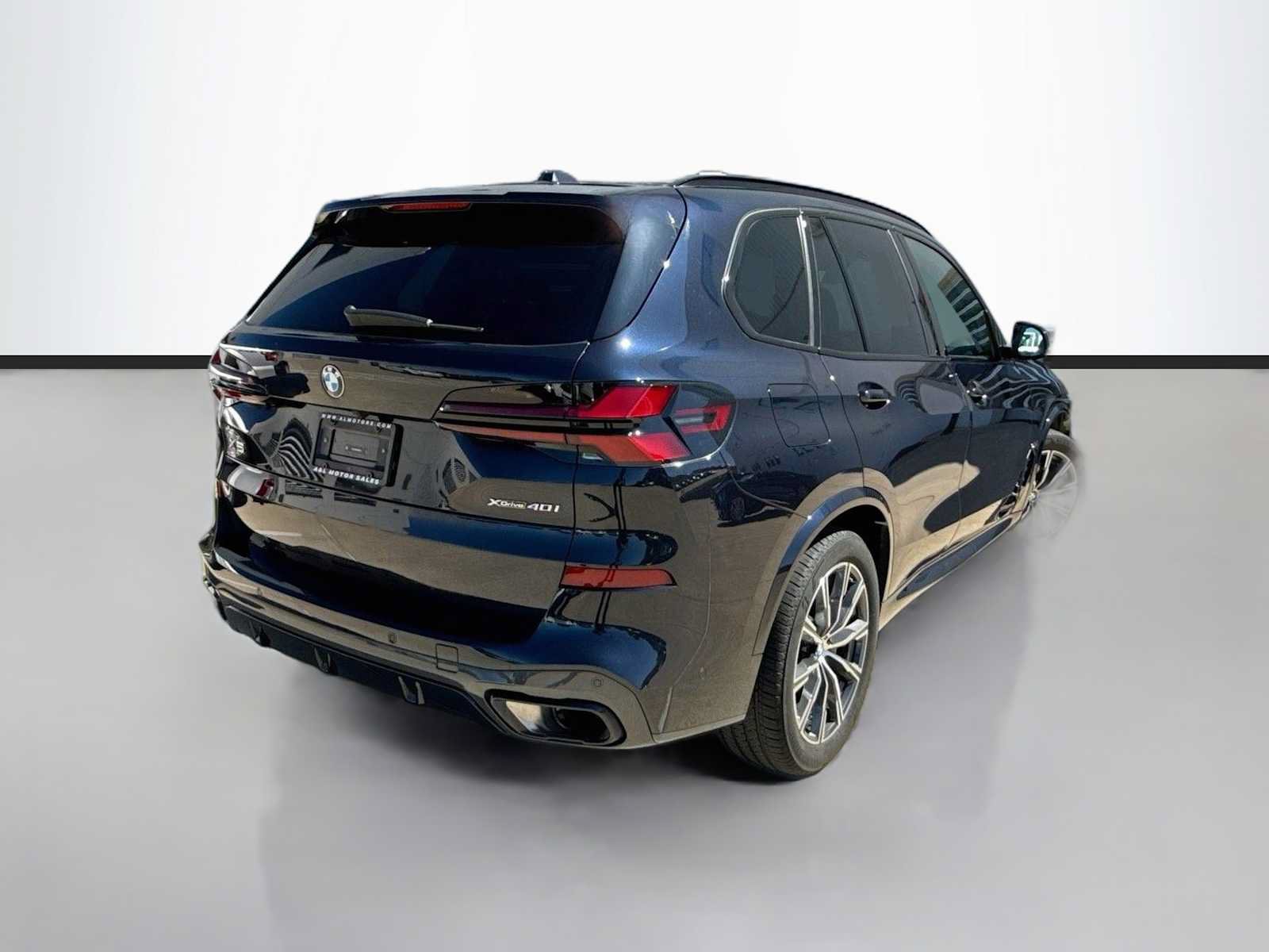 Used 2024 BMW X5 xDrive40i w/ M Sport Package AWD/4WD image 3