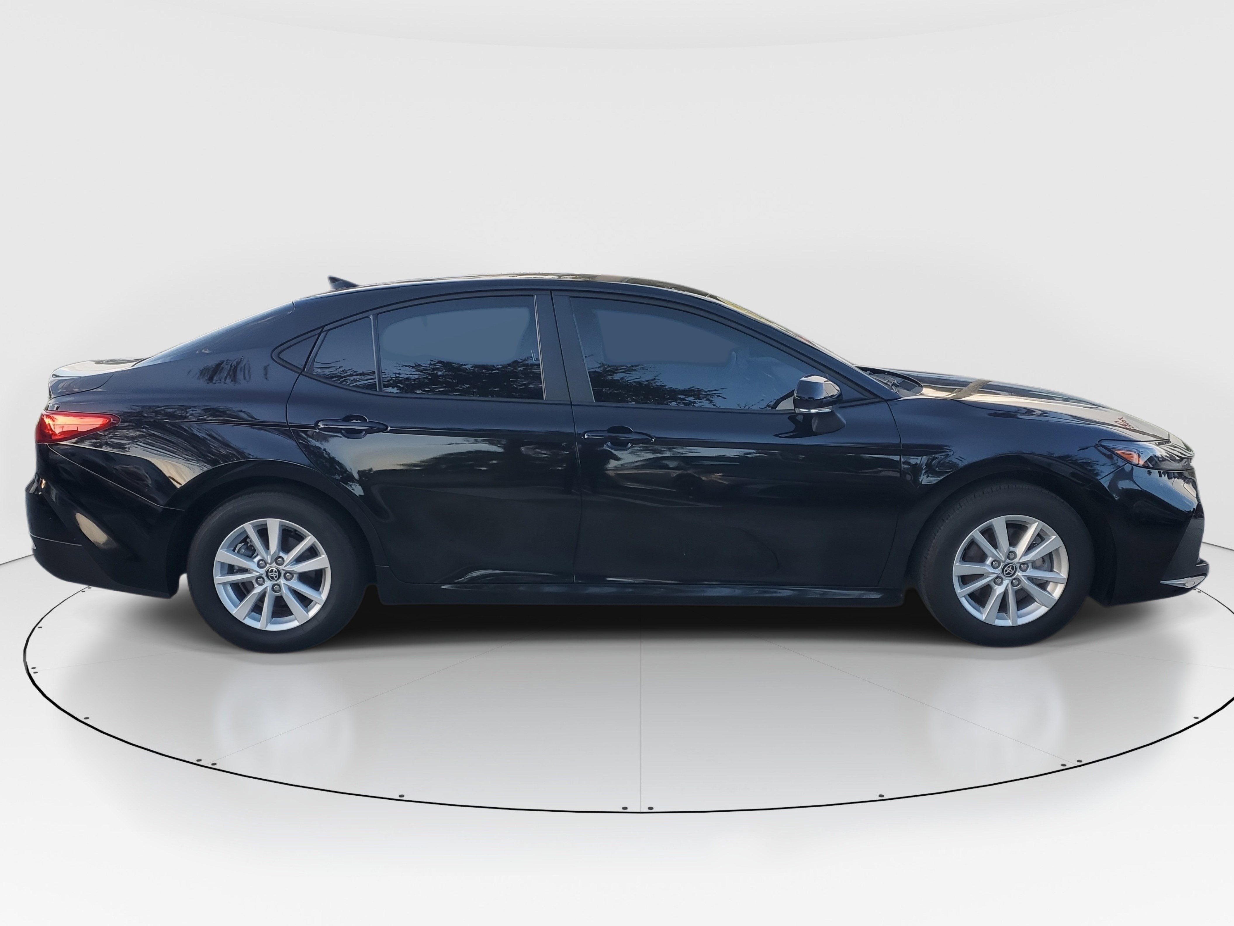 Used 2025 Toyota Camry LE image 2