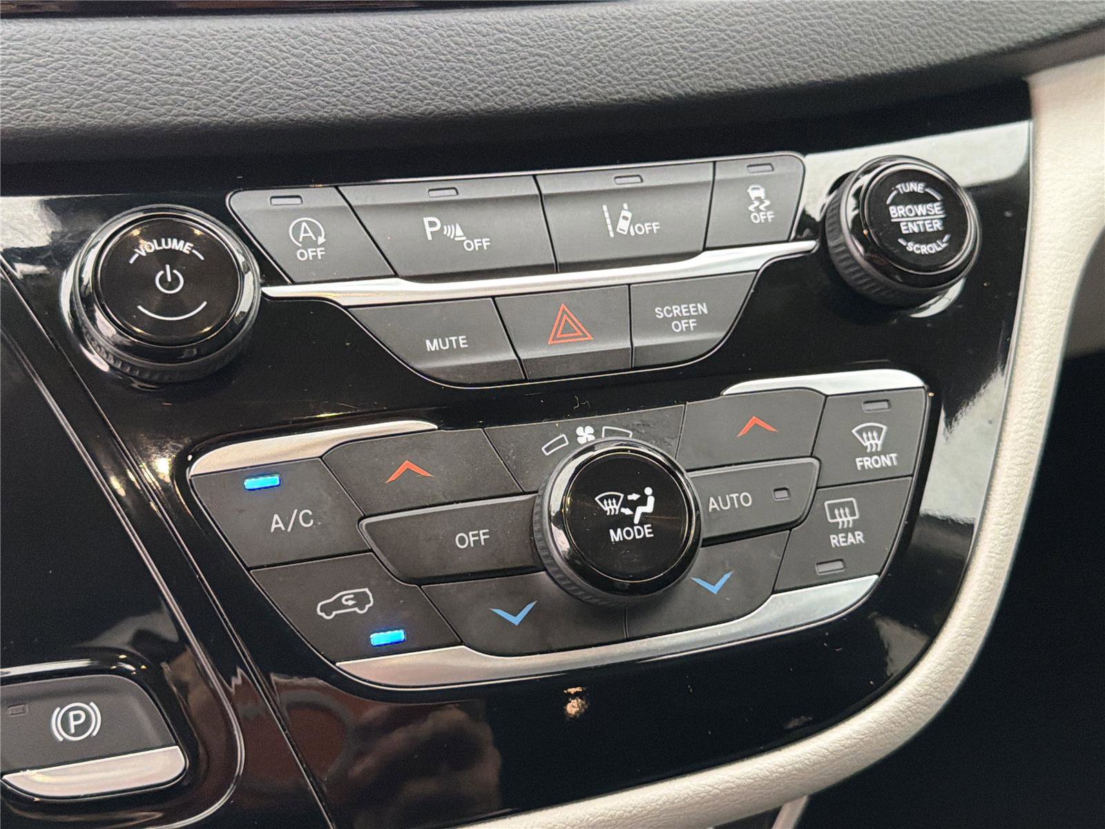 Used 2023 Chrysler Pacifica Touring-L FWD image 31