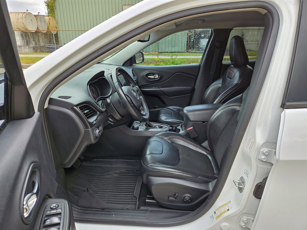 Used 2019 Jeep Cherokee Trailhawk AWD/4WD image 6