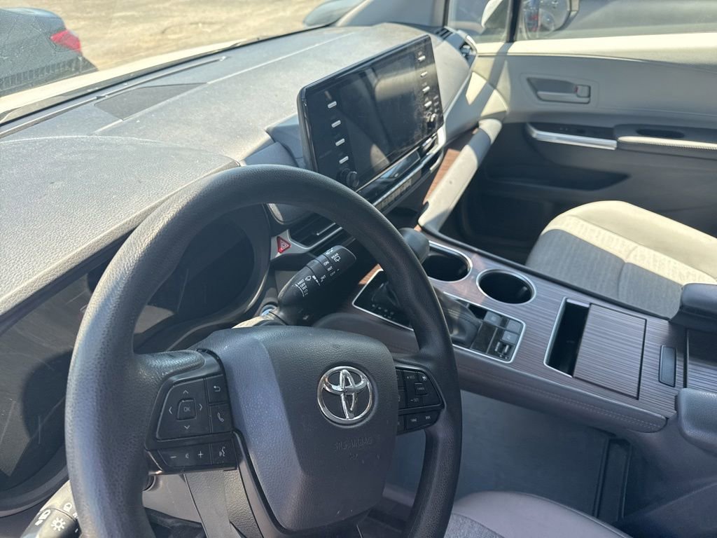 Used 2023 Toyota Sienna LE AWD/4WD image 18