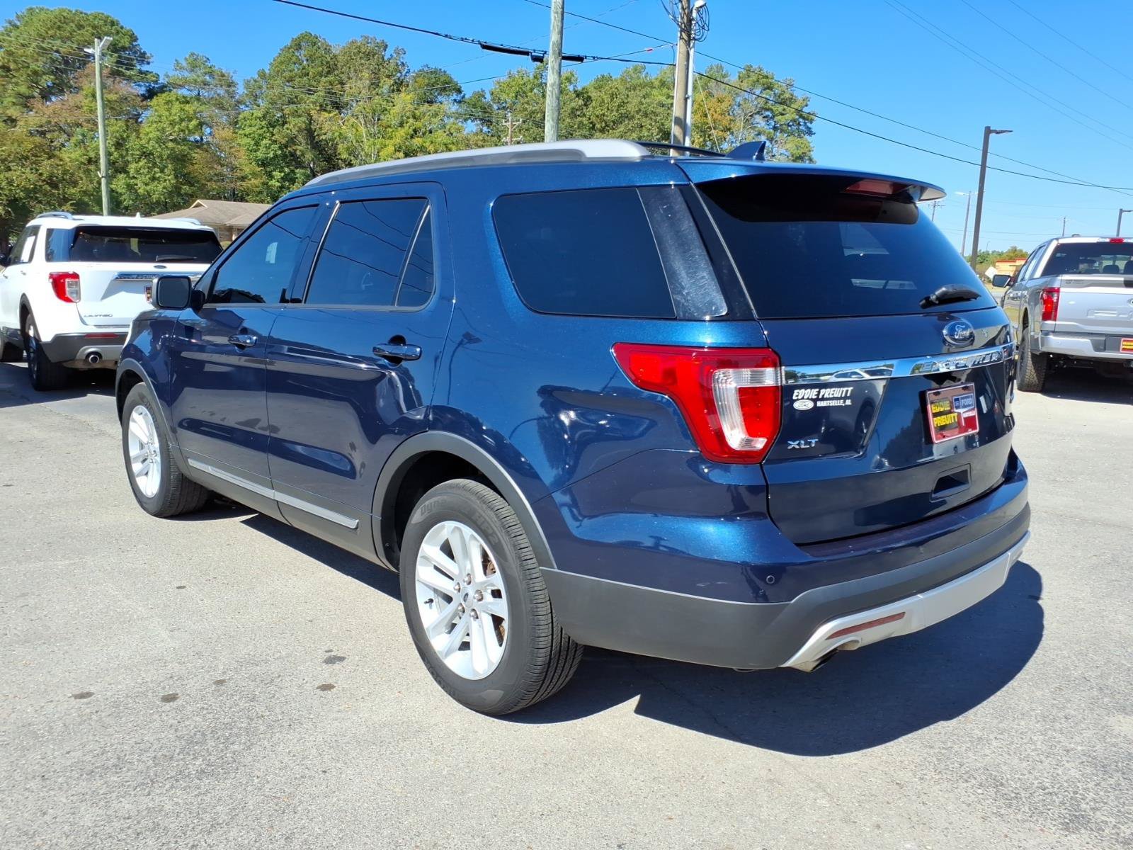Used 2017 Ford Explorer XLT w/ Equipment Group 202A FWD image 3