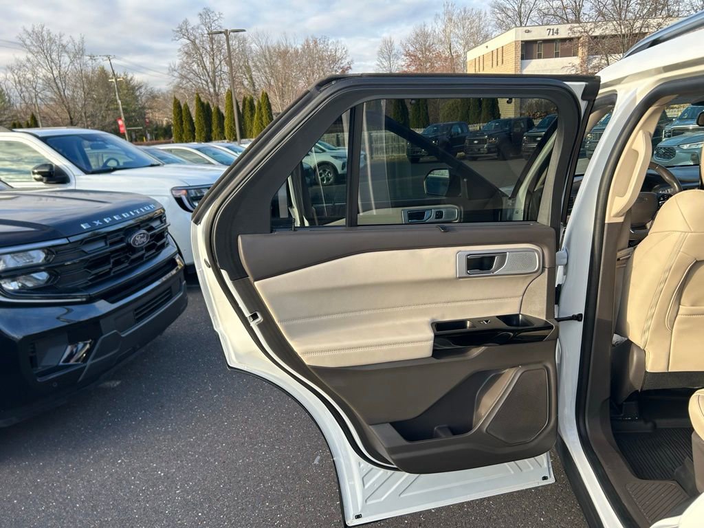 Certified 2022 Ford Explorer Platinum w/ Equipment Group 601A image 17