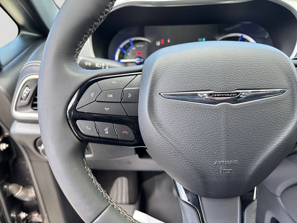 Used 2023 Chrysler Pacifica Limited w/ Uconnect Theater Family Group FWD image 21