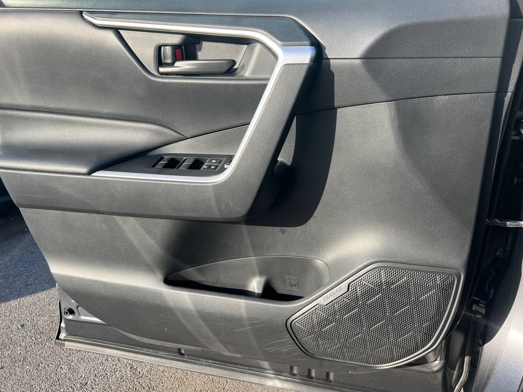 Used 2019 Toyota RAV4 LE AWD/4WD image 17