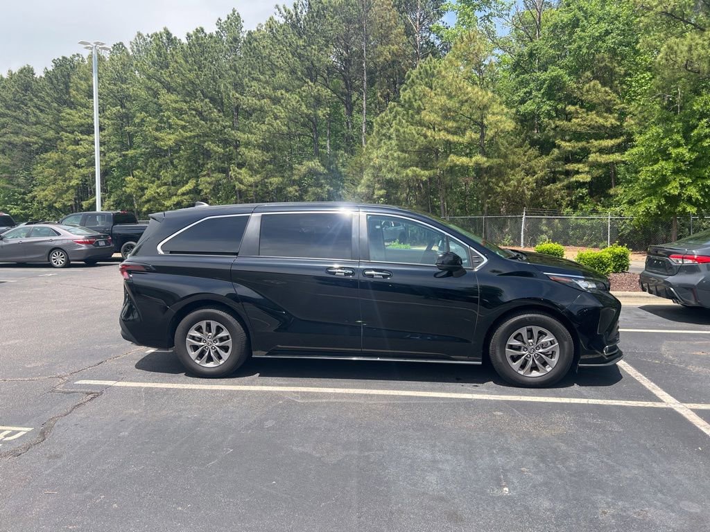 Used 2023 Toyota Sienna XLE FWD image 9