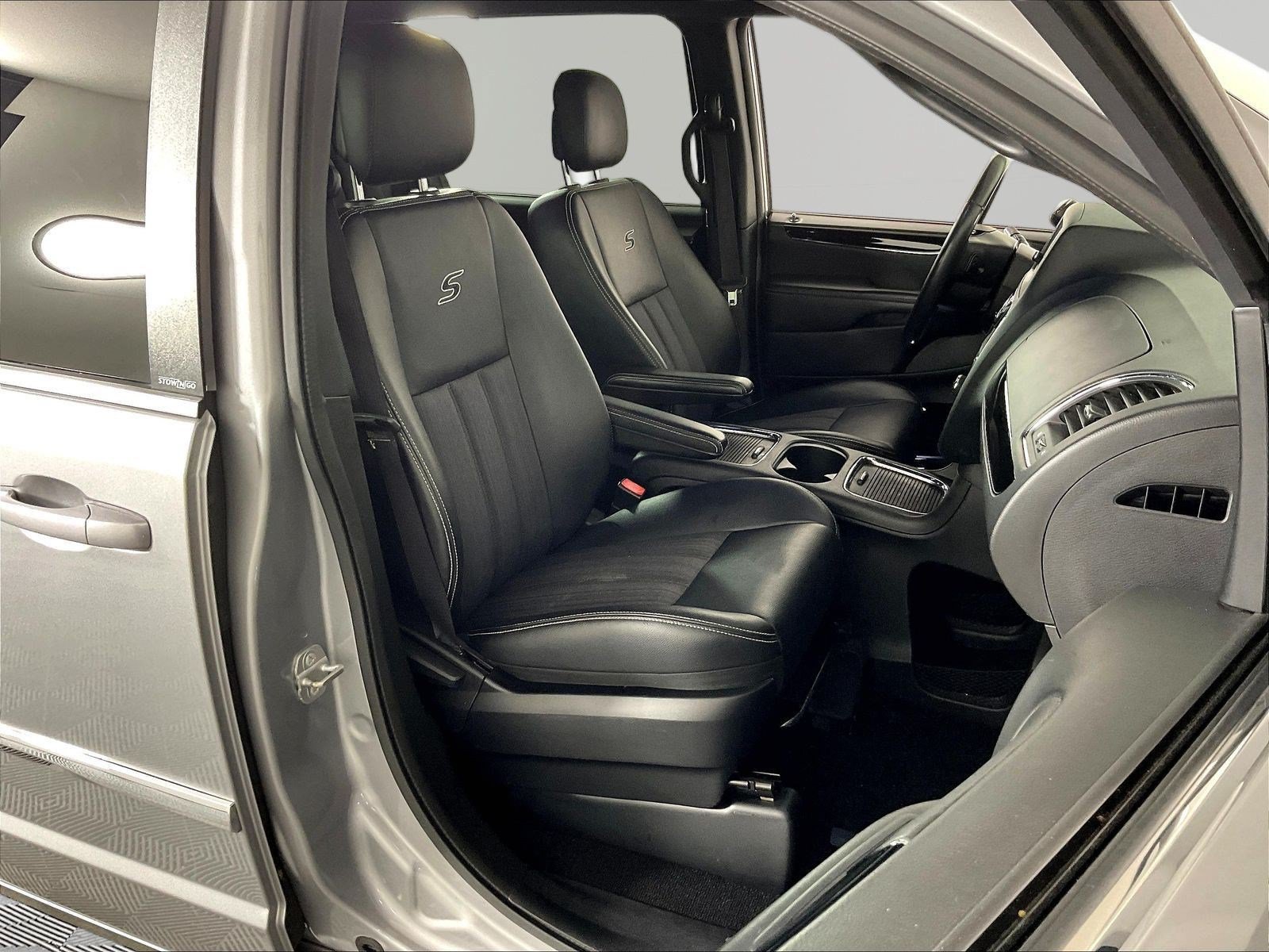 Used 2014 Chrysler Town & Country S FWD image 29