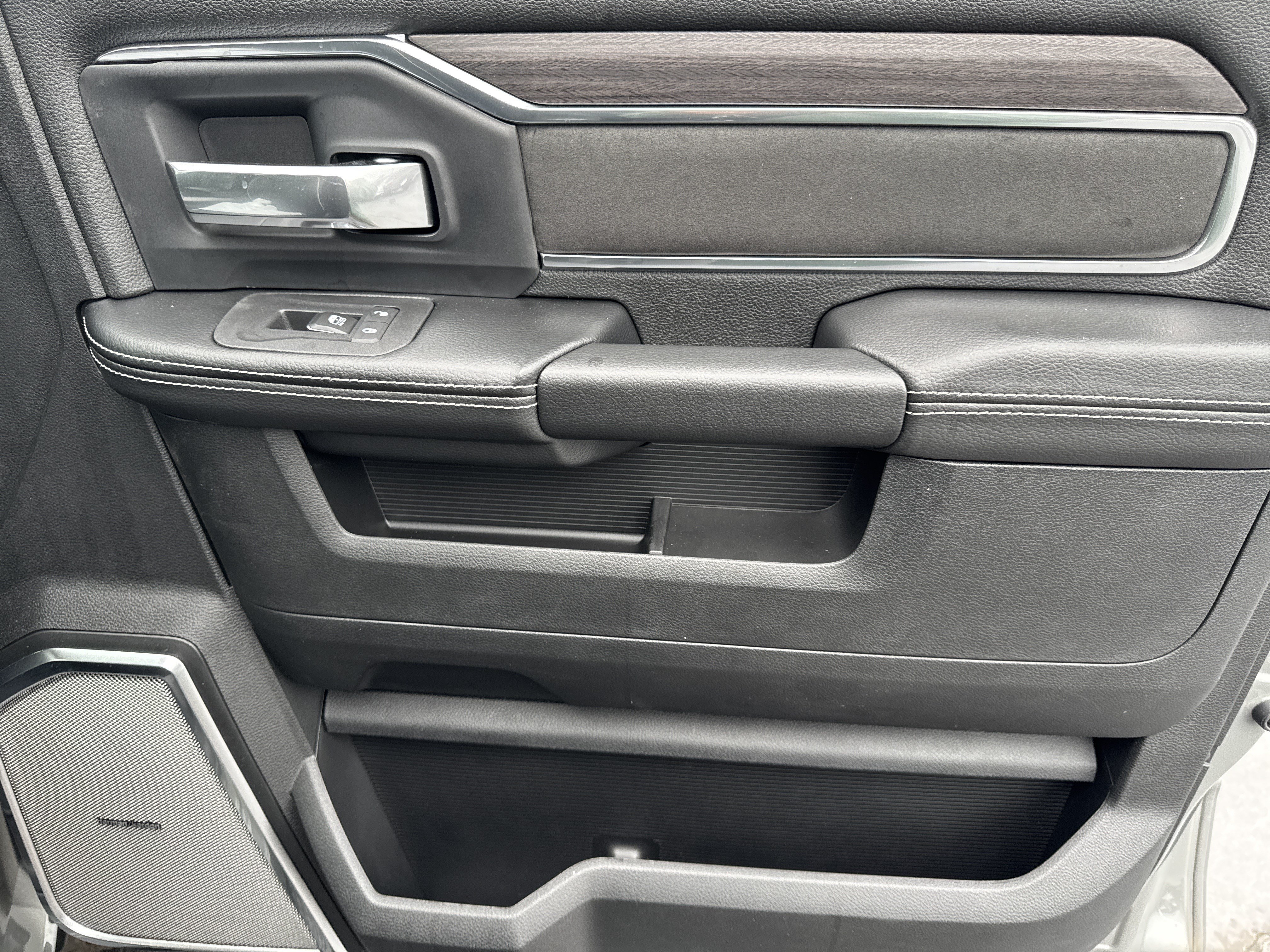 New 2026 RAM 2500 Laramie AWD/4WD image 14