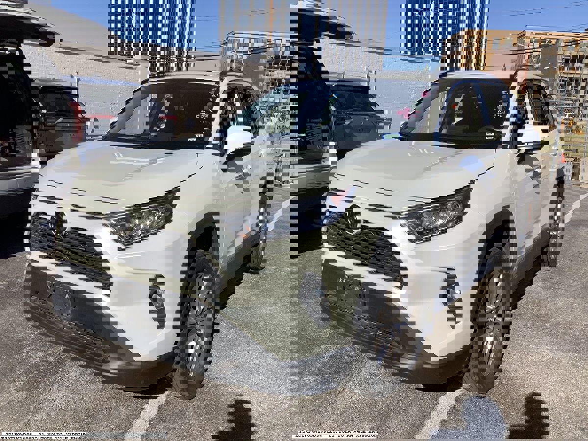 Used 2021 Toyota RAV4 XLE Premium image 4