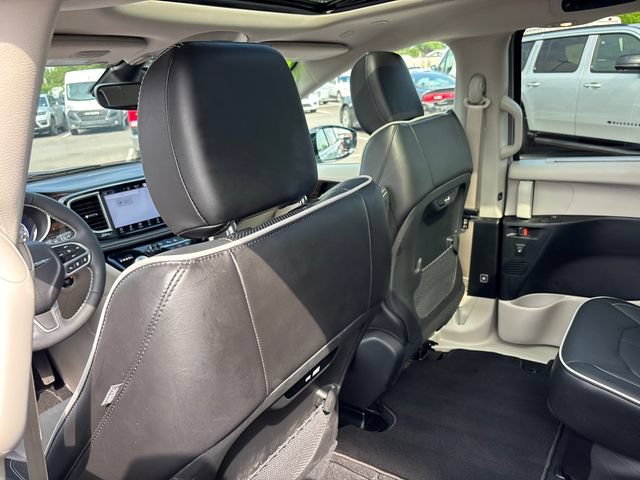 Used 2024 Chrysler Pacifica Limited FWD image 9