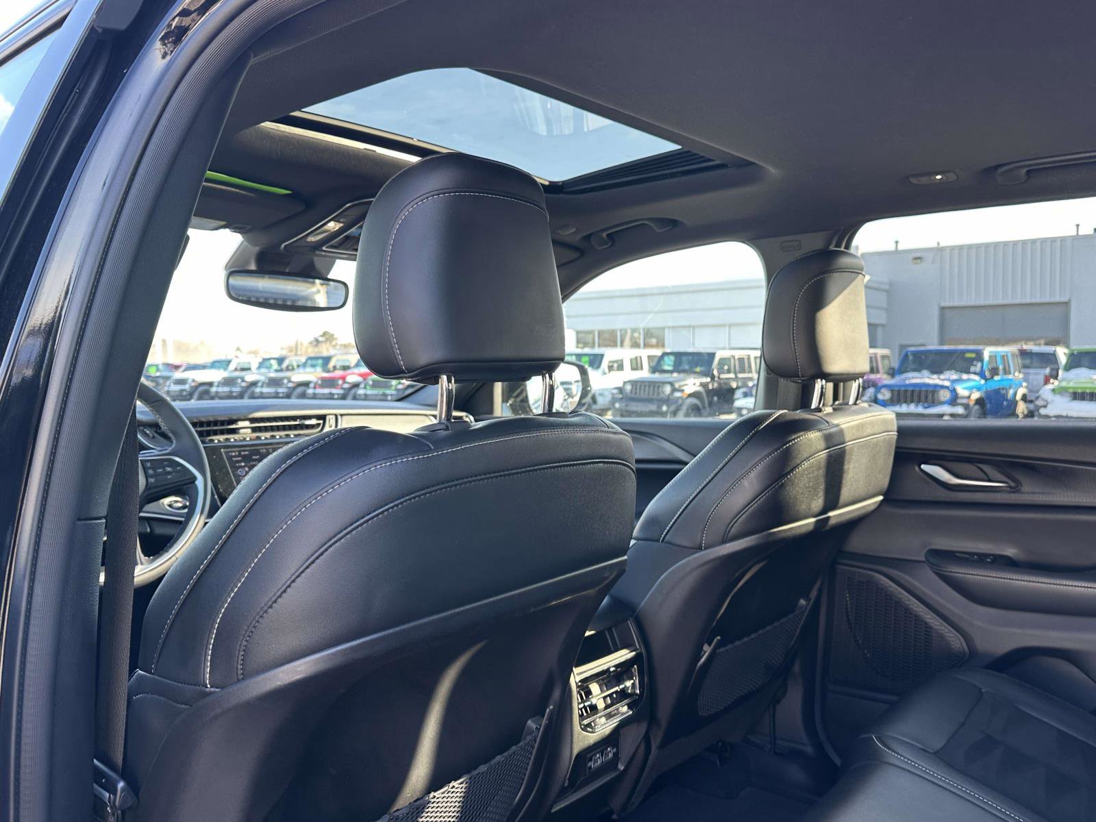 Used 2024 Jeep Grand Cherokee Altitude image 14