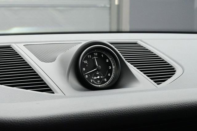 Certified 2025 Porsche Macan AWD/4WD image 12