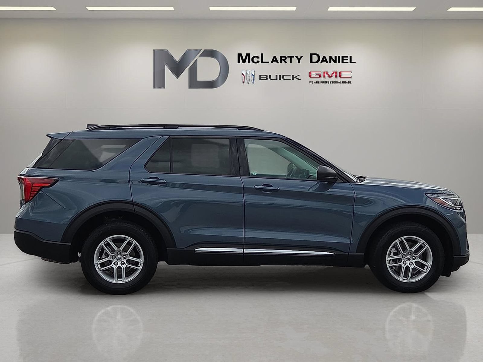 Used 2025 Ford Explorer Active AWD/4WD image 15