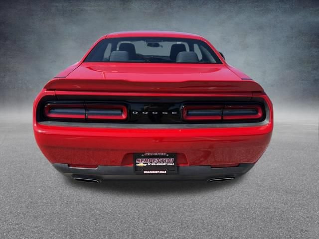 Used 2016 Dodge Challenger SXT RWD image 8