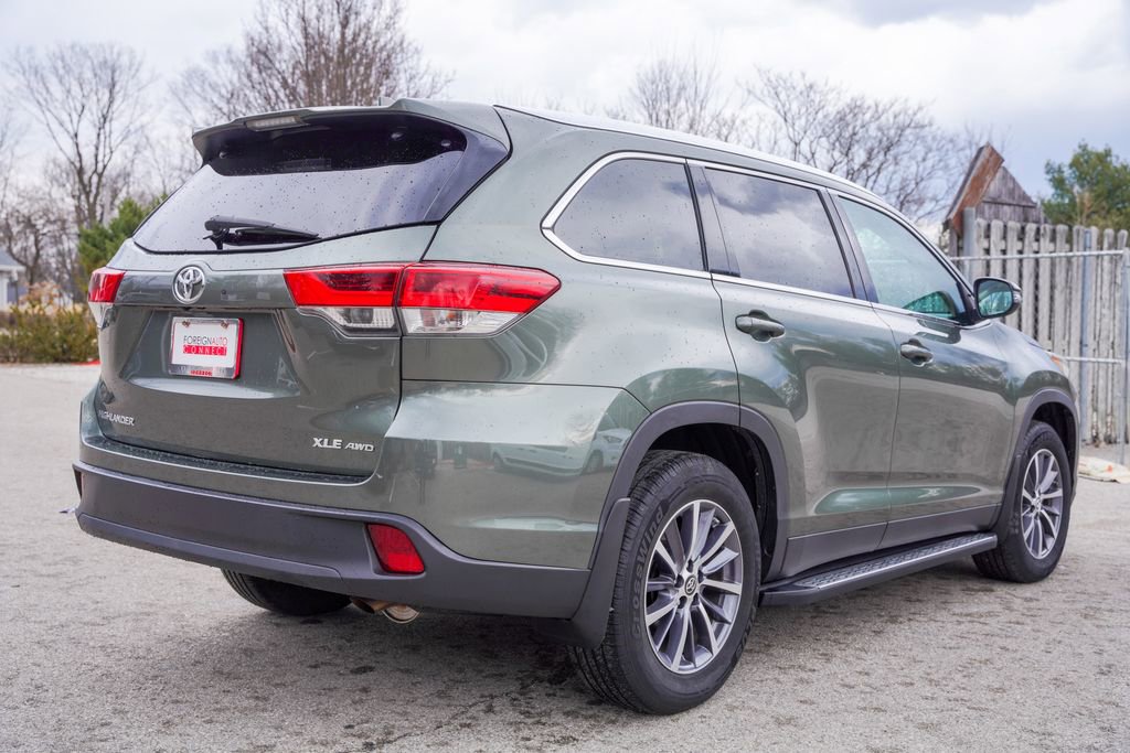 Used 2019 Toyota Highlander XLE w/ Carpet Mat Package (TMS) AWD/4WD image 7