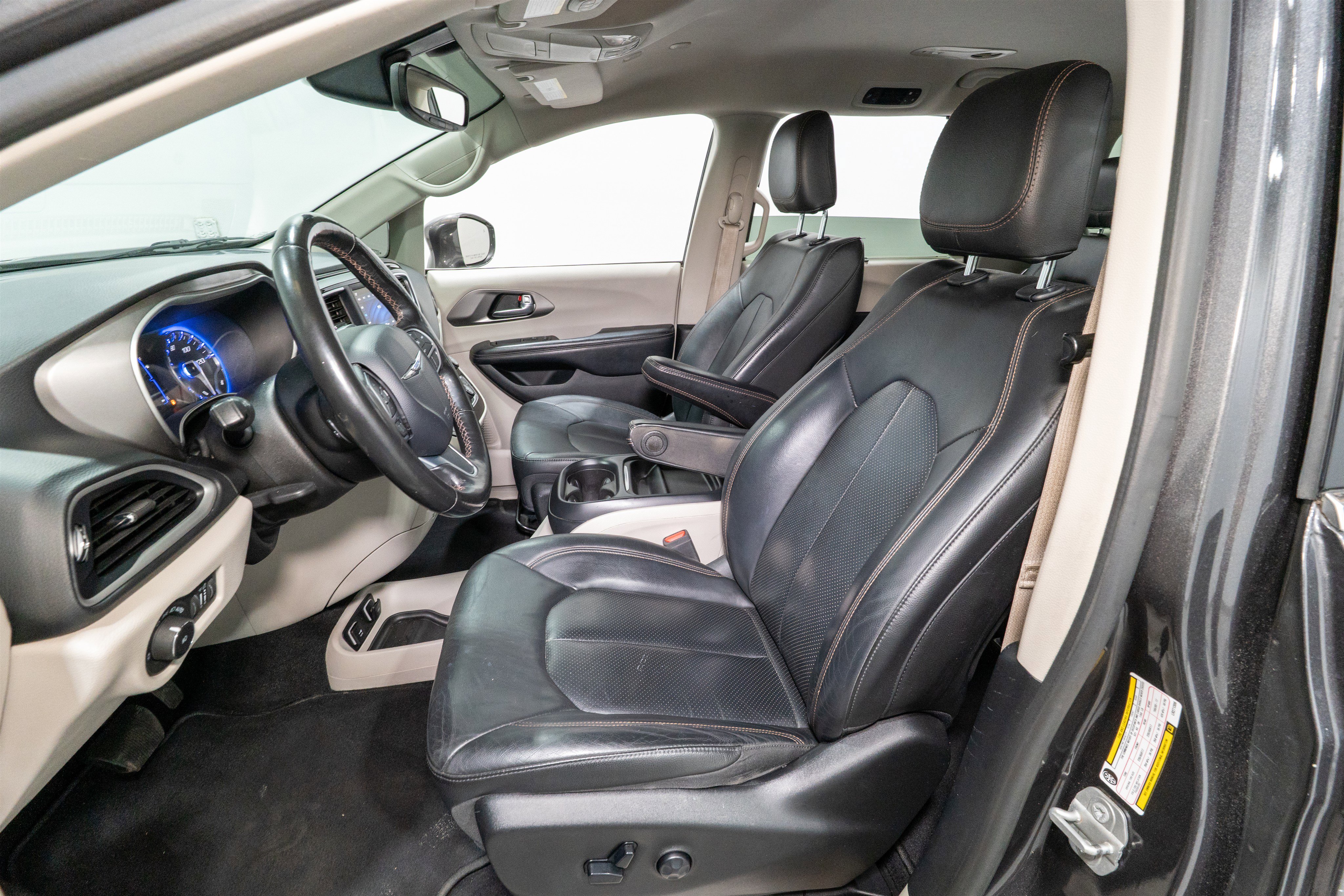 Used 2020 Chrysler Pacifica Touring-L image 14