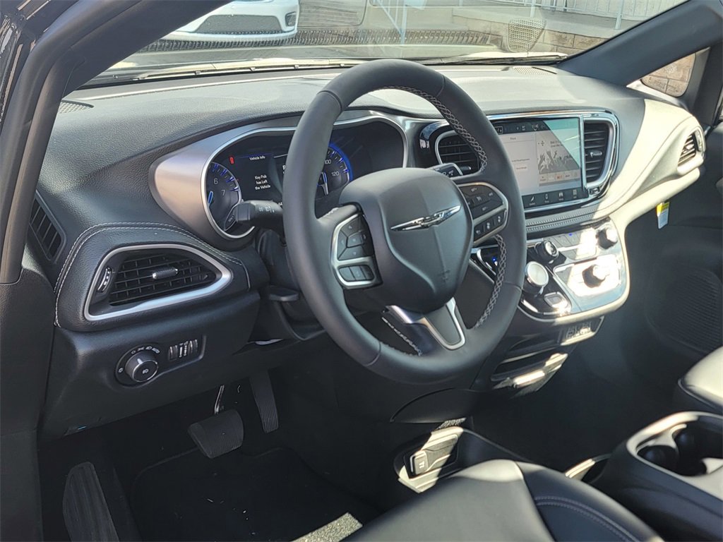 New 2025 Chrysler Pacifica Select w/ Fav Edition Package image 7