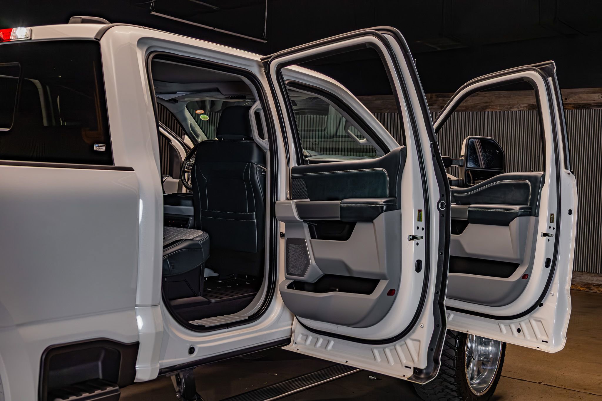 Used 2023 Ford F350 Limited w/ FX4 Off-Road Package image 33