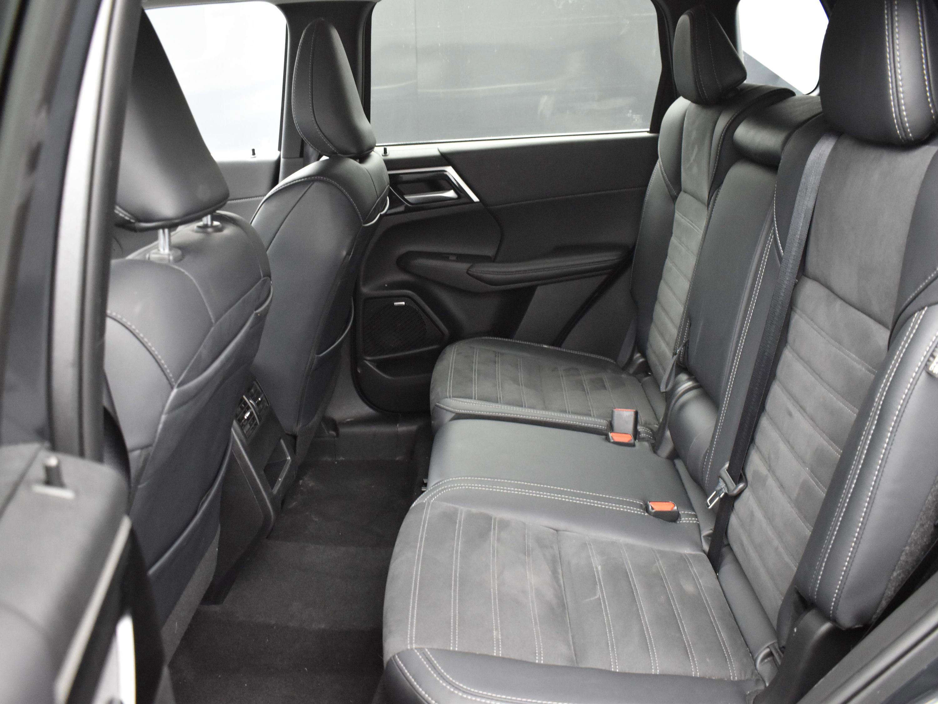 Used 2025 Mitsubishi Outlander AWD image 12