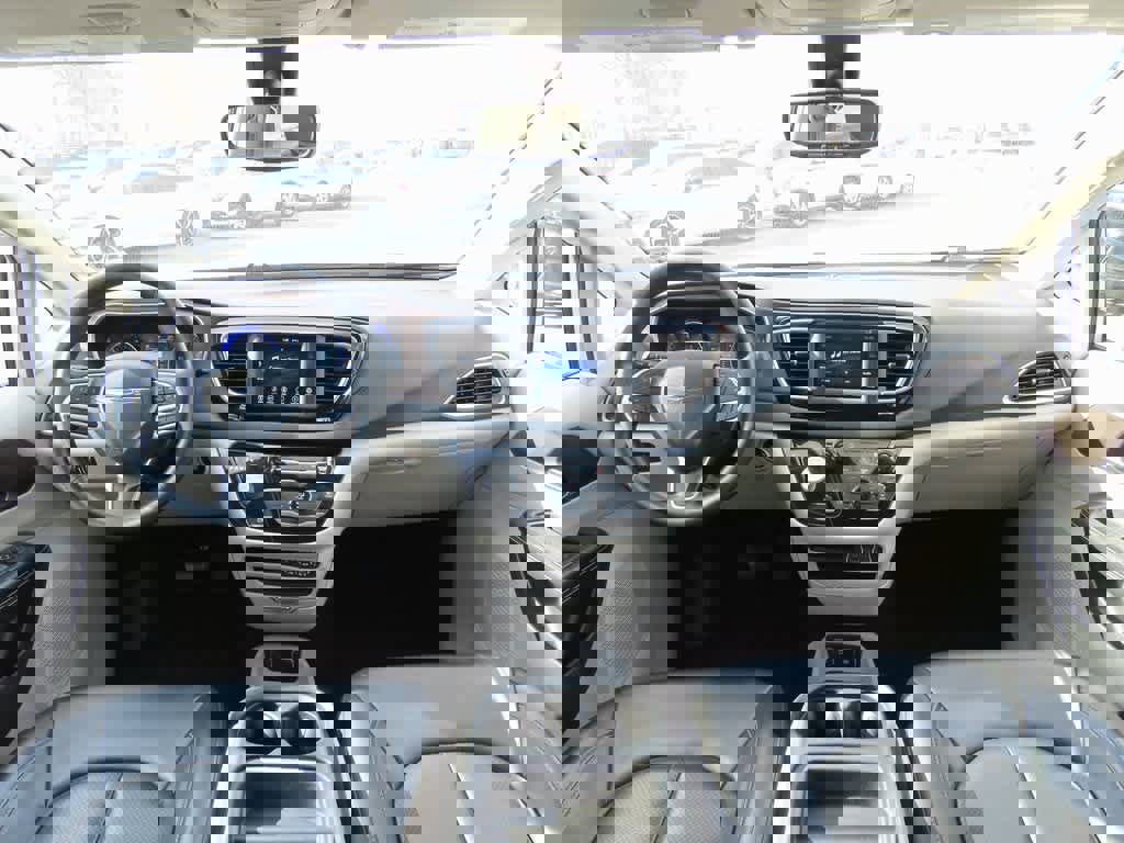 Used 2021 Chrysler Voyager Lxi image 17