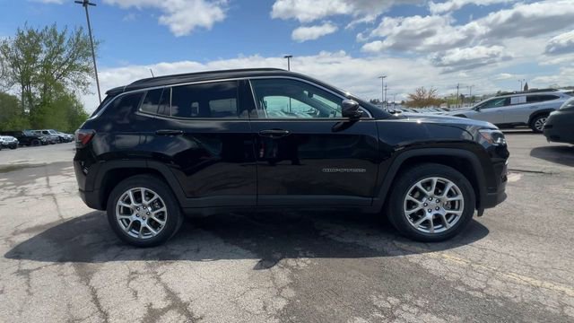 Used 2022 Jeep Compass Latitude w/ Sun and Sound Group AWD/4WD image 9