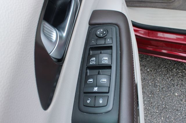 Used 2017 Chrysler Pacifica Touring-L w/ Tire & Wheel Group FWD image 11