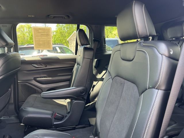 Used 2025 Jeep Grand Cherokee L Altitude AWD/4WD image 19