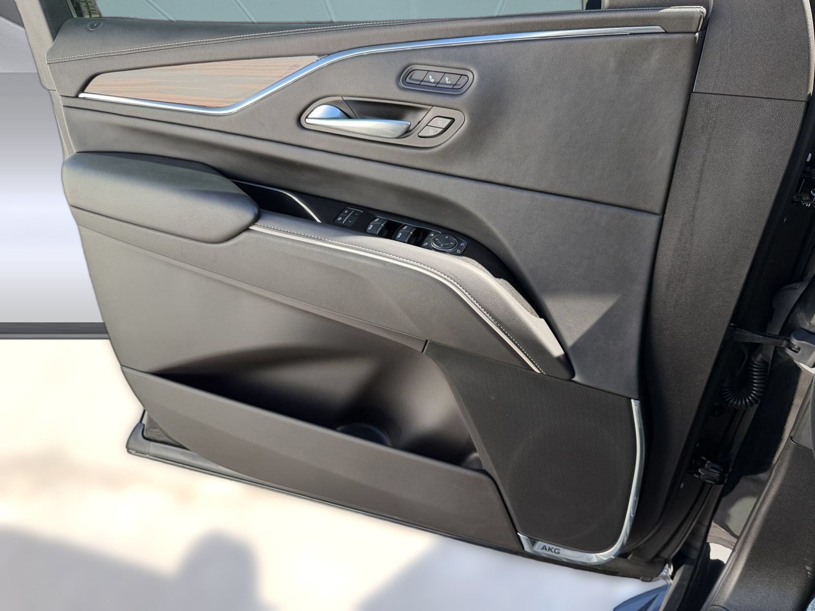 Used 2023 Cadillac Escalade Luxury AWD/4WD image 12
