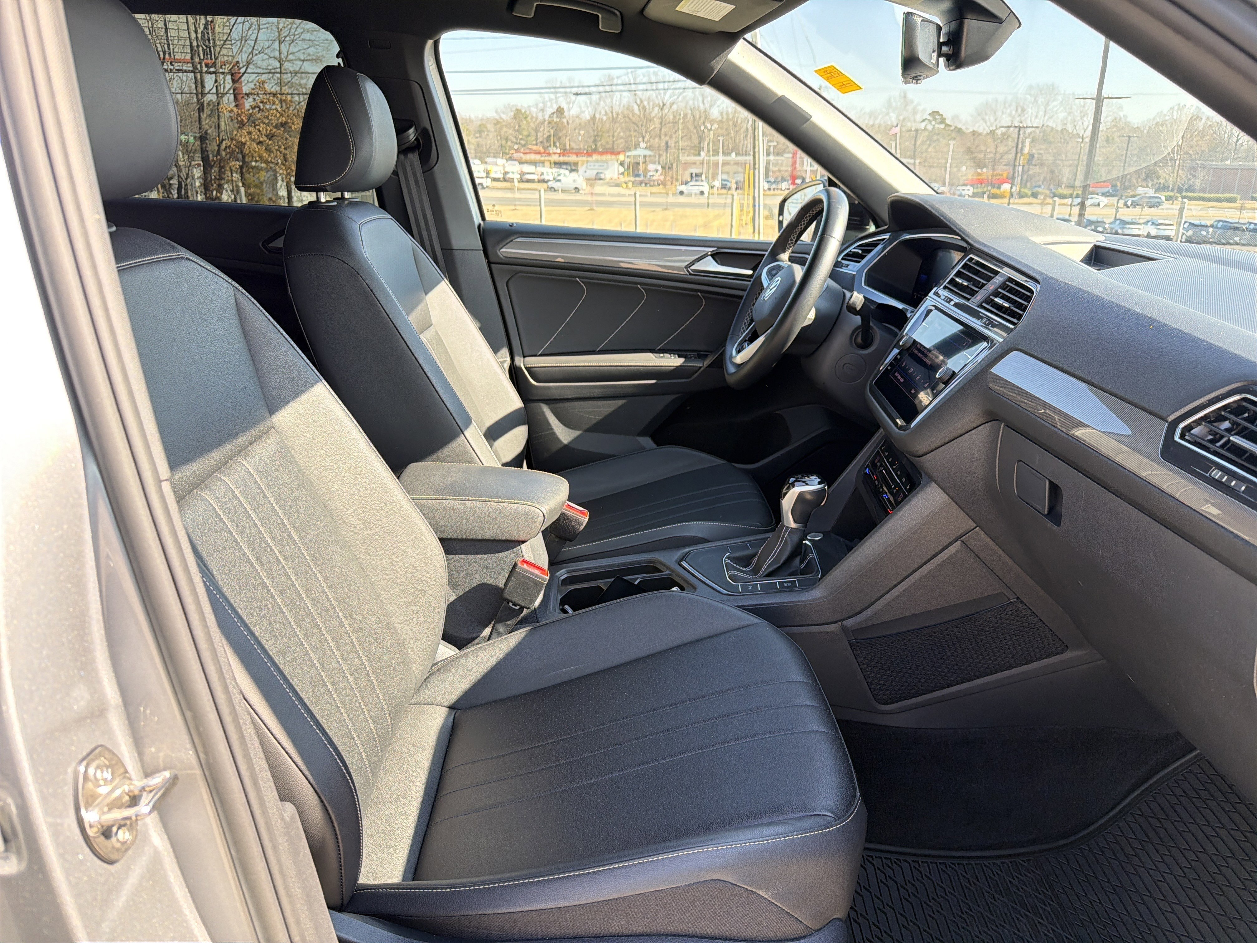 Used 2023 Volkswagen Tiguan SE R-Line image 30