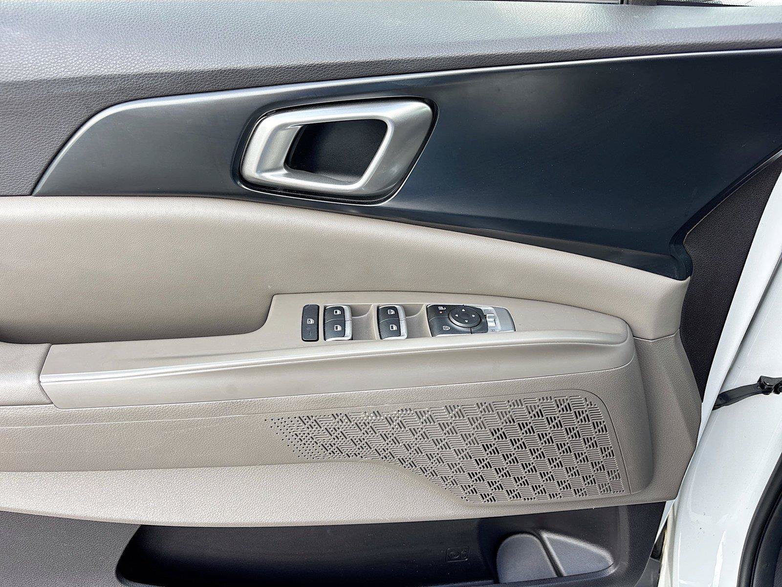 Used 2025 Kia Carnival FWD image 21