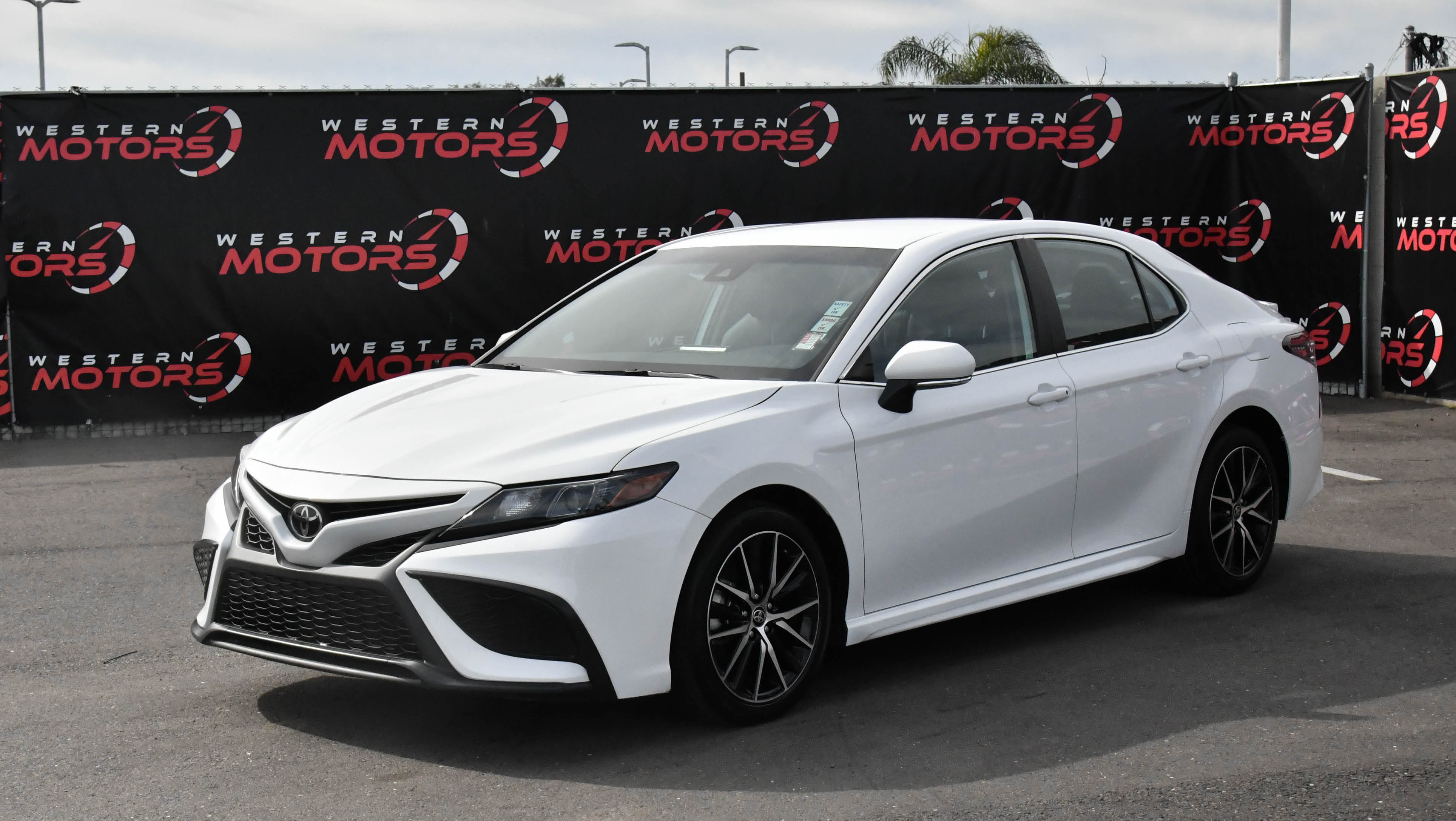Used 2024 Toyota Camry SE image 3