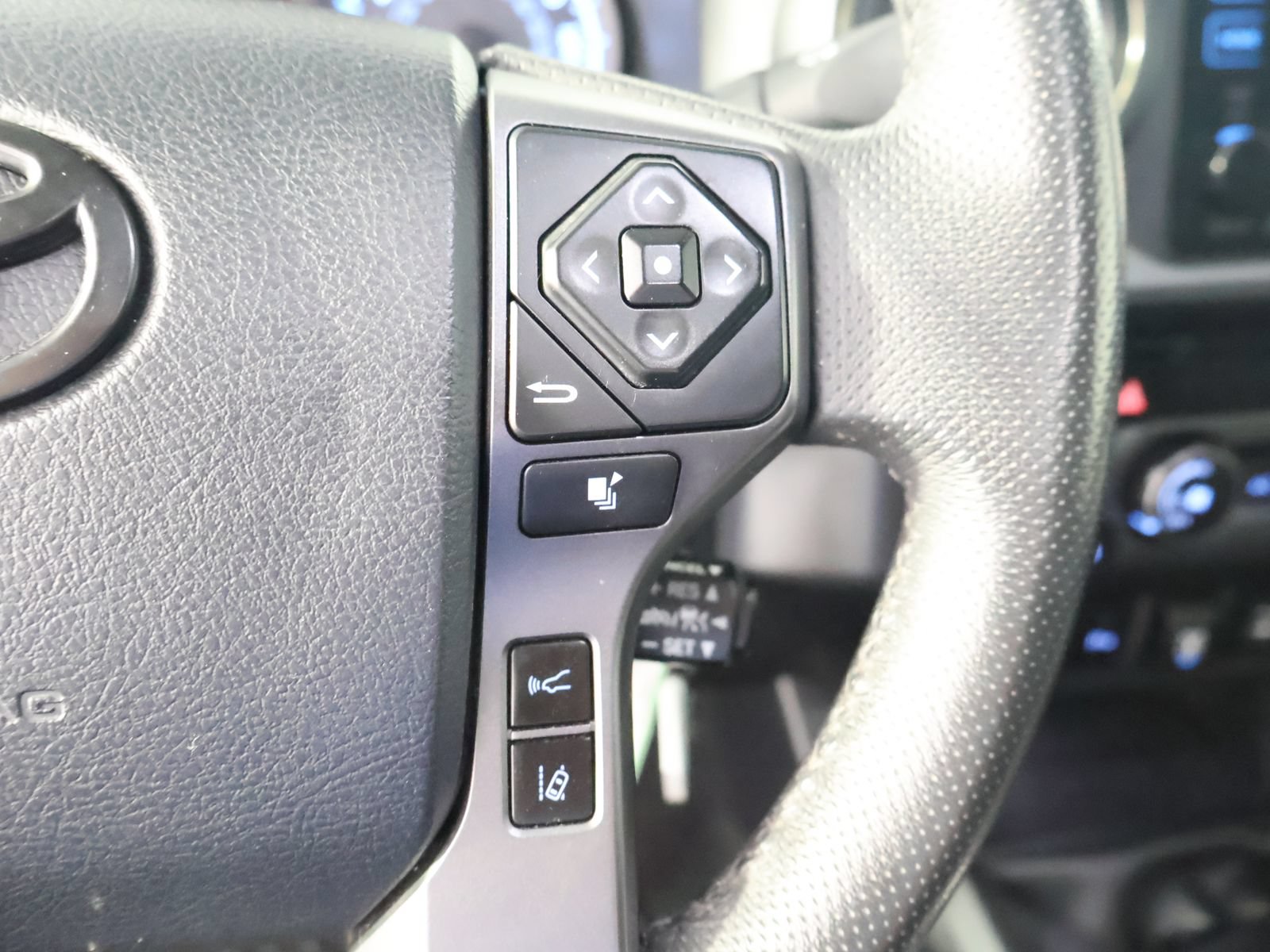 Used 2019 Toyota Tacoma TRD Off-Road w/ Technology Package AWD/4WD image 30