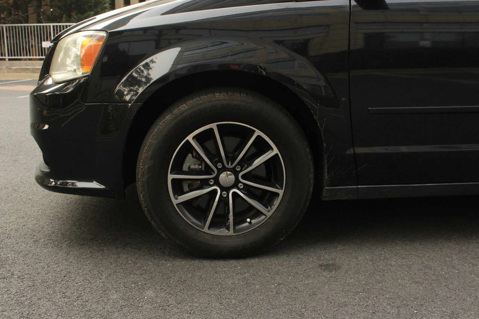 Used 2015 Dodge Grand Caravan SXT w/ Blacktop Package FWD image 11