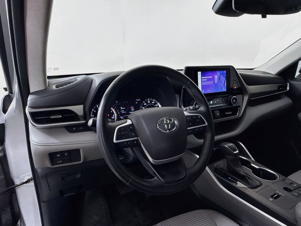 Used 2023 Toyota Highlander LE FWD image 9