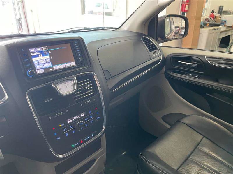 Used 2015 Chrysler Town & Country Touring-L w/ Driver Convenience Group FWD image 95