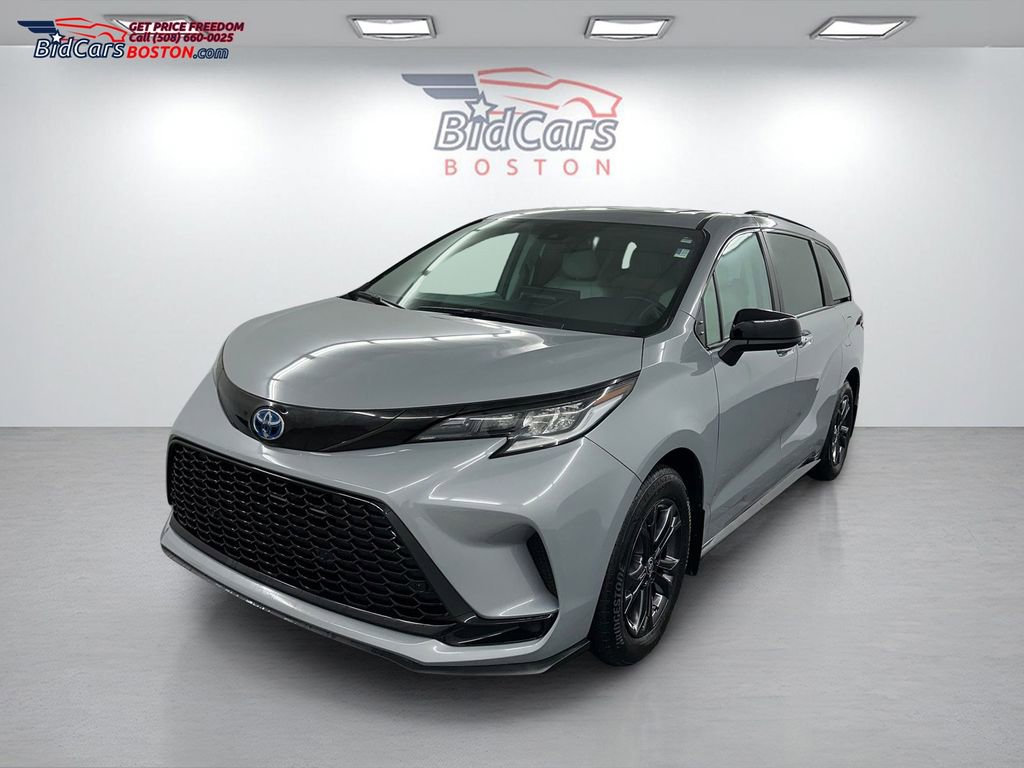 Used 2025 Toyota Sienna XSE image 1