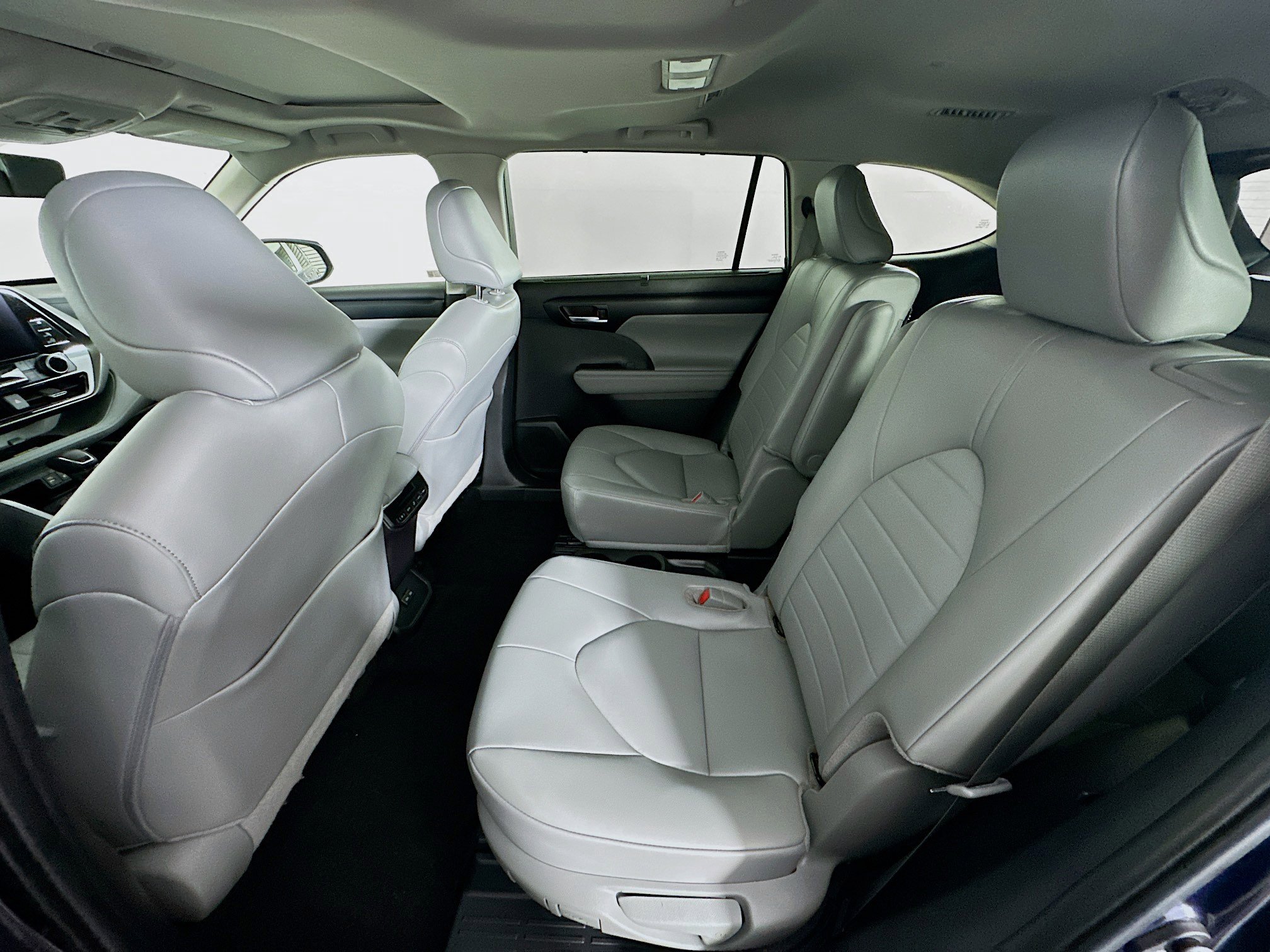 Used 2025 Toyota Highlander XLE image 30