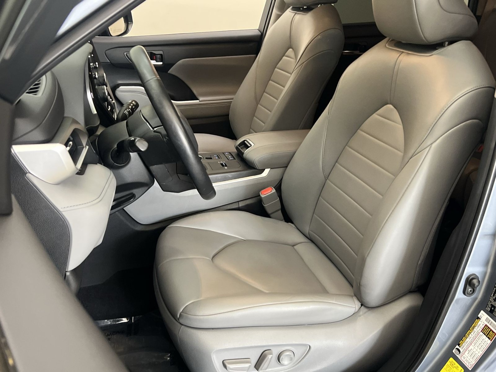 Used 2022 Toyota Highlander XLE FWD image 12