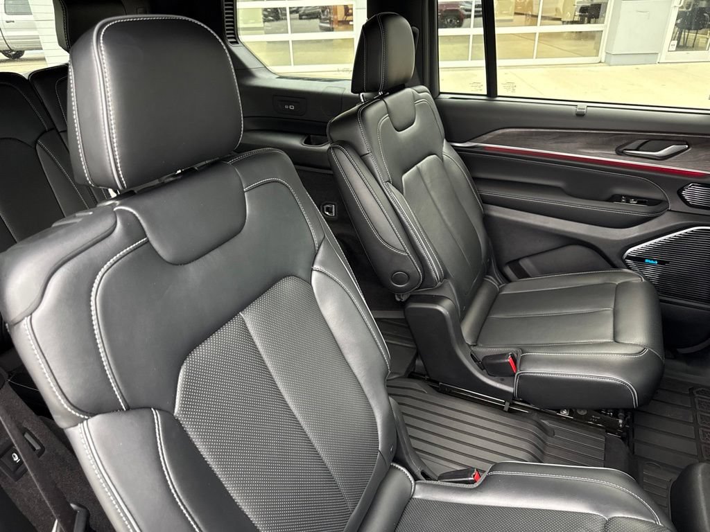 Used 2021 Jeep Grand Cherokee L Overland w/ Luxury Tech Group IV AWD/4WD image 37