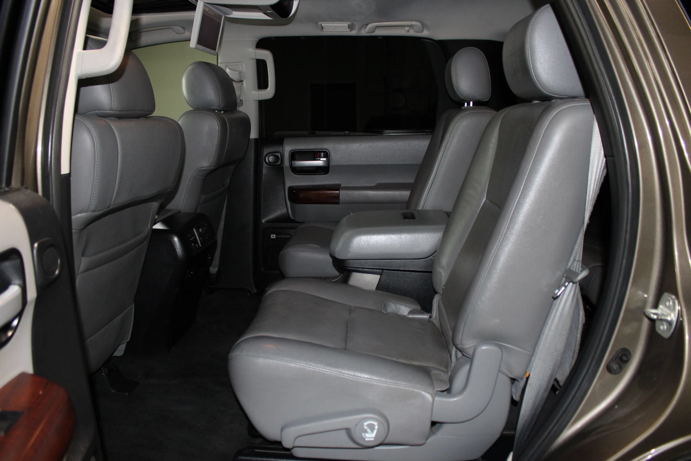 Used 2014 Toyota Sequoia Platinum RWD image 27