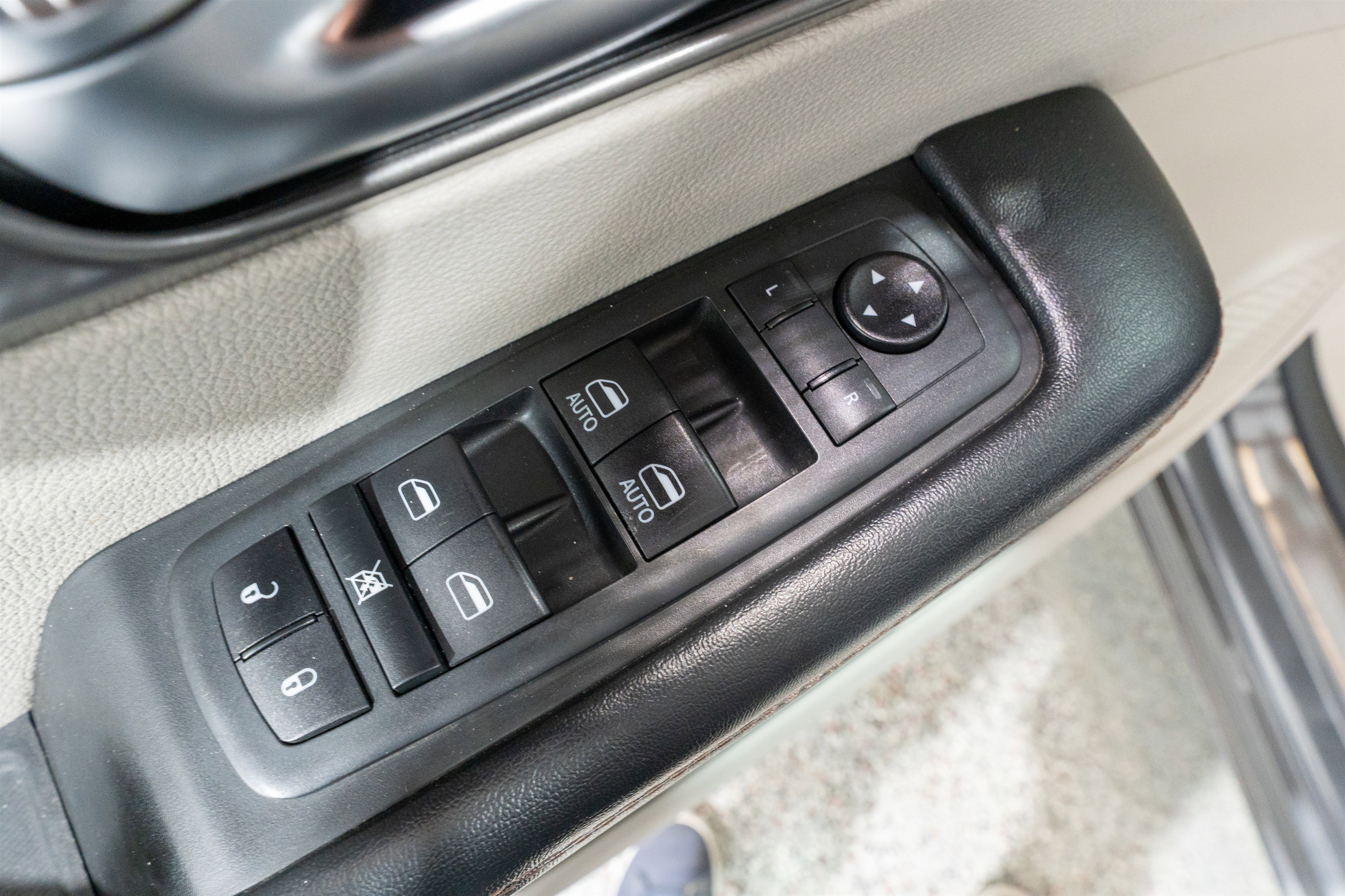 Used 2020 Chrysler Pacifica Touring-L image 13