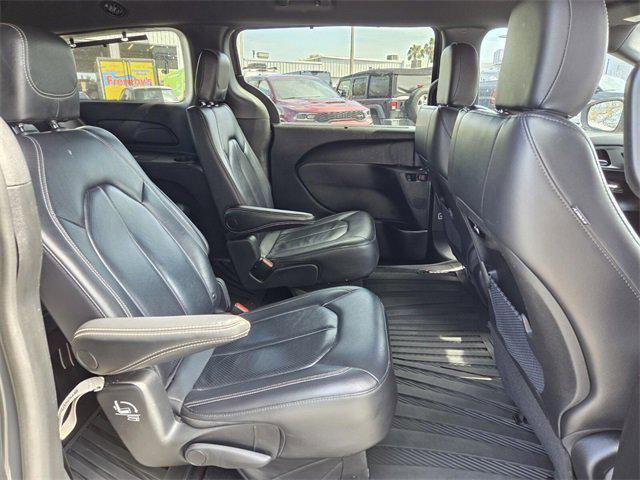 Certified 2022 Chrysler Pacifica Touring-L w/ S Appearance Package image 17