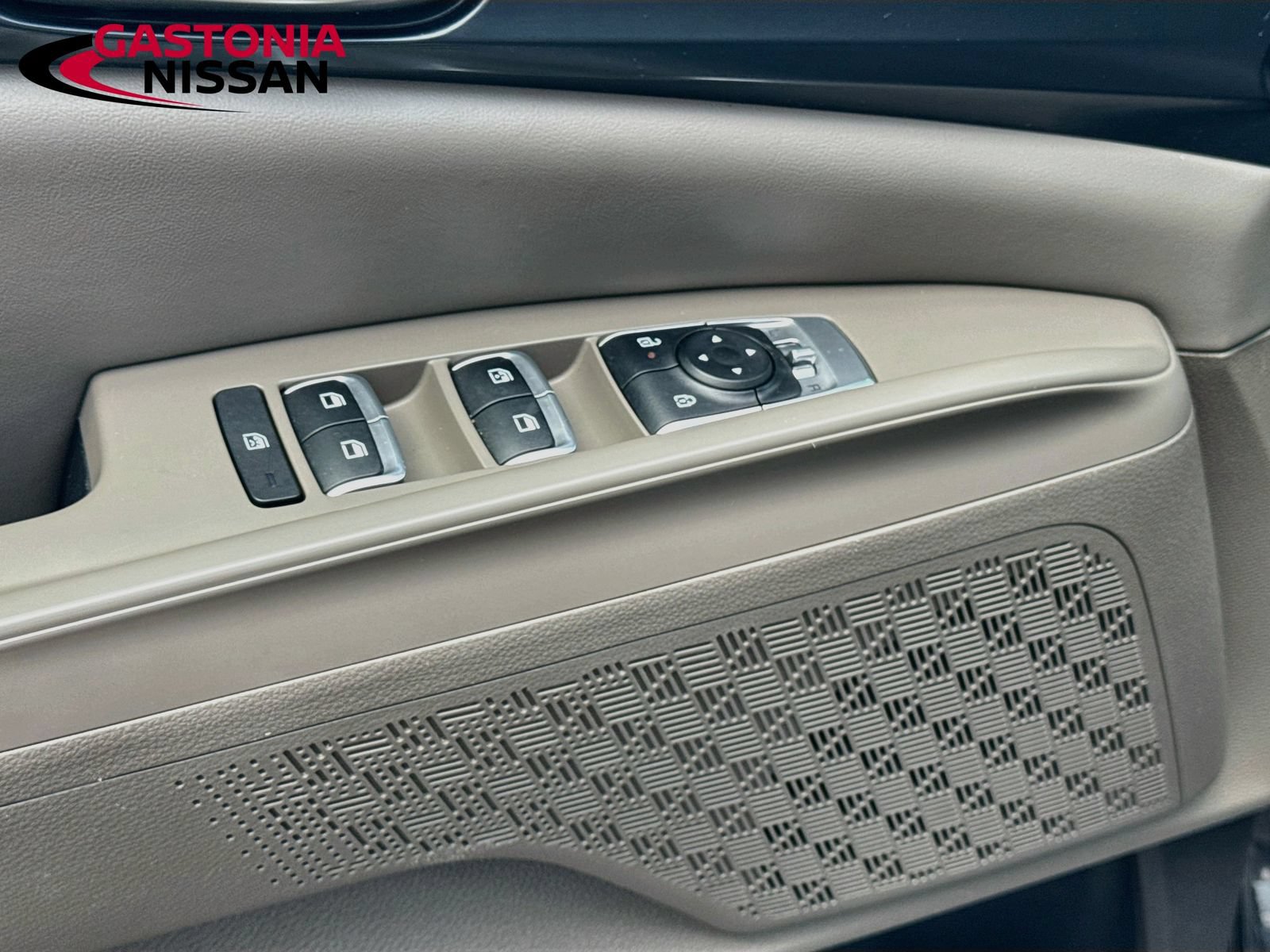 Used 2025 Kia Carnival FWD image 23