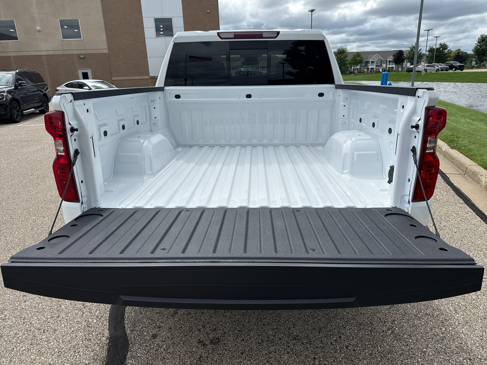New 2026 Chevrolet Silverado 1500 LT w/ Z71 Off-Road Package AWD/4WD image 9