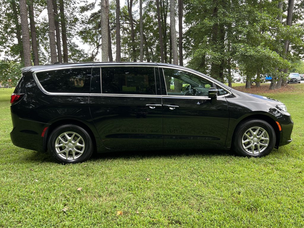 New 2026 Chrysler Pacifica Select FWD image 2