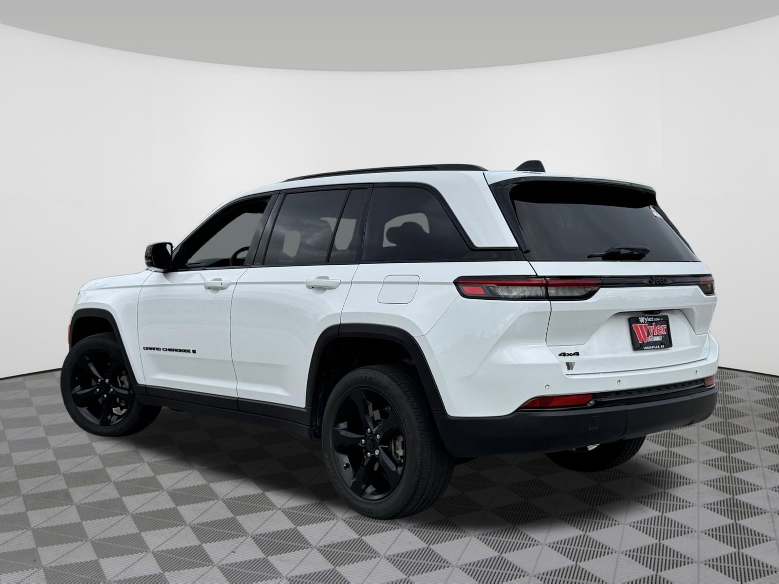 Used 2023 Jeep Grand Cherokee Altitude image 16